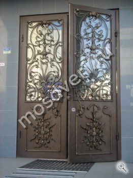Двустворчатая входная дверь с ковкой и порошковым напылением - купить от производителя Мосдвери Двустворчатая входная дверь с ковкой и порошковым напылением